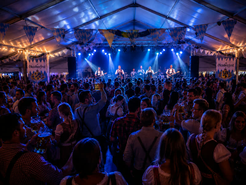 Gäster som firar på Stockholm Oktoberfest